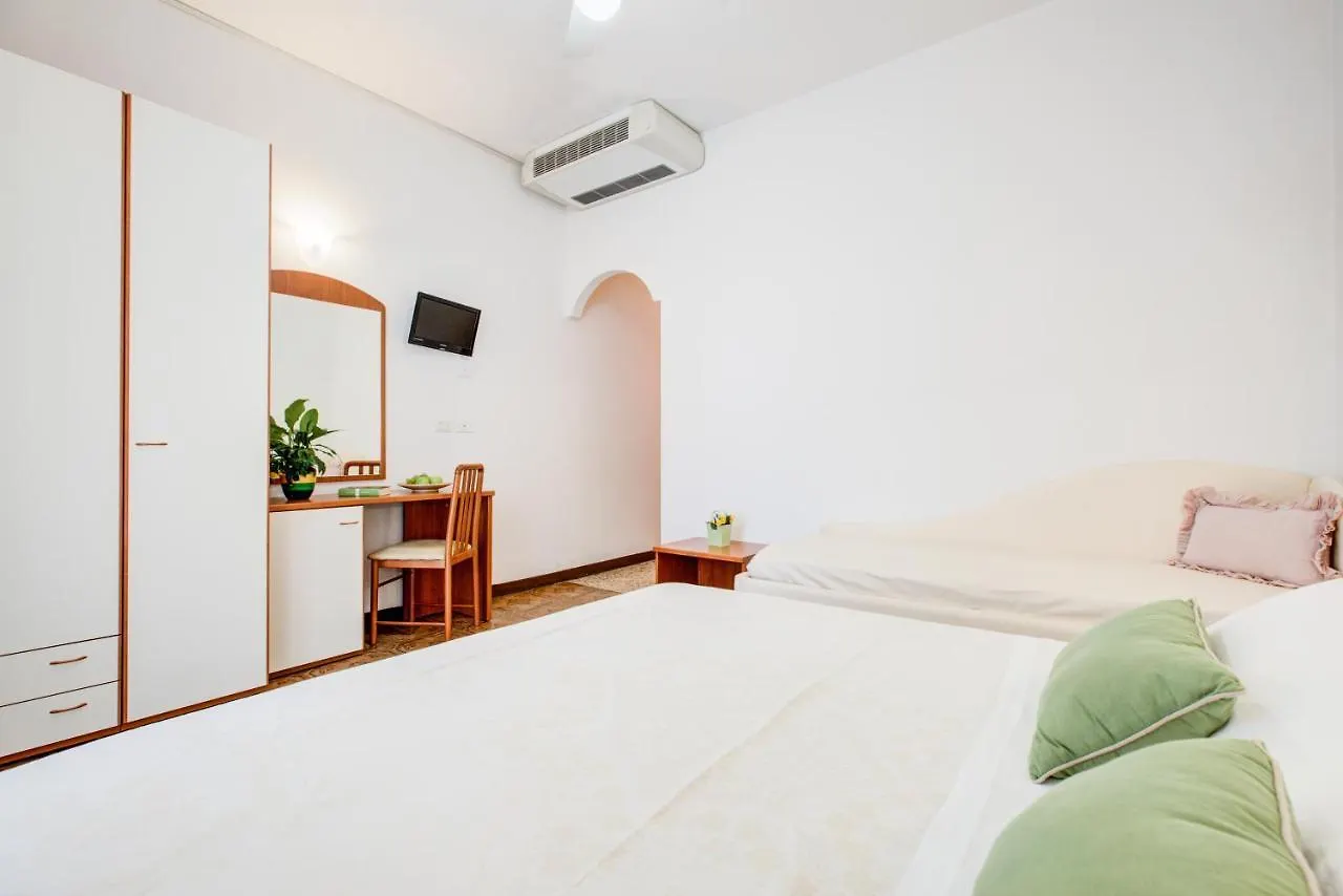 B&B Tres Jolie Cattolica Italy